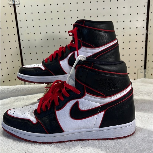 Nike Air Jordan 1 Retro High OG Black and White Sneakers with Red Laces - Picture 2 of 15